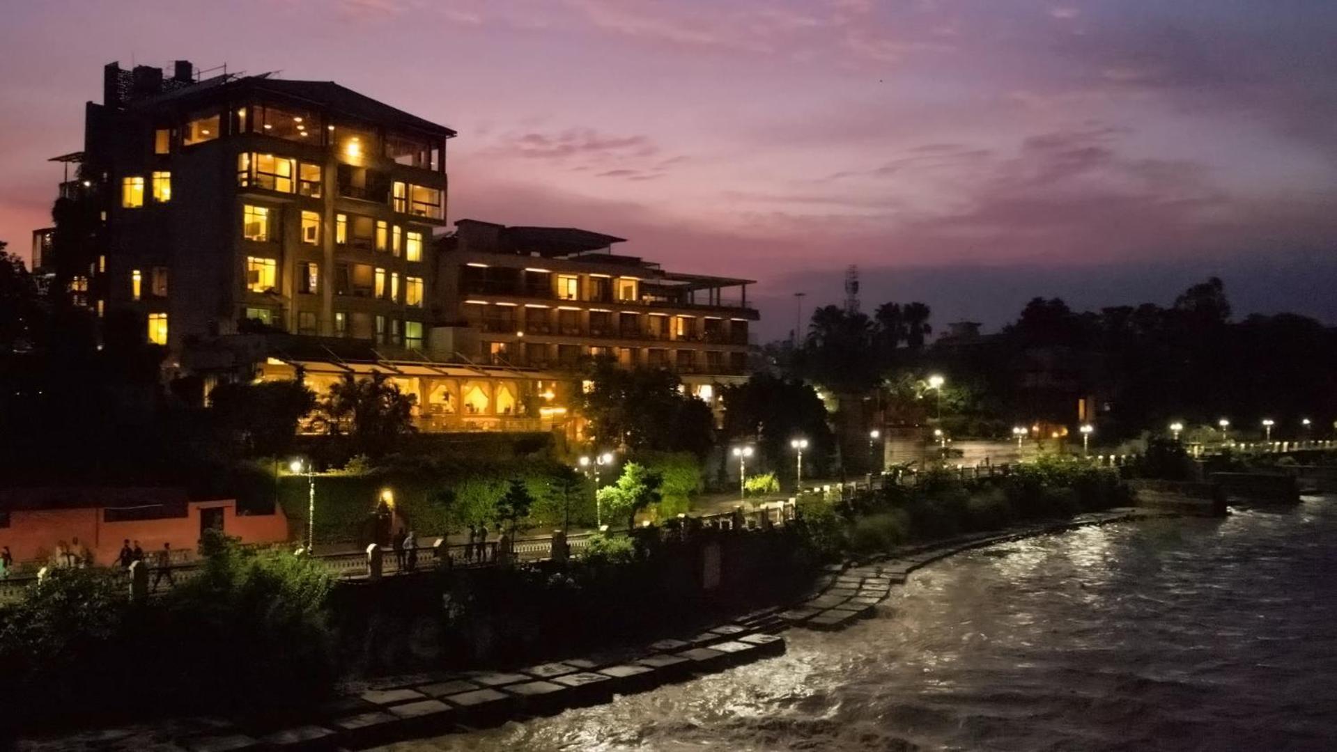 Ganga Kinare- A Riverside Boutique Resort, Rishīkesh Dış mekan fotoğraf